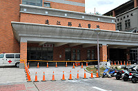 　縣立醫院正門前方的道路及轉彎空間因地磚破損影響行車安全，以標線圍起進行維修工作，也提醒軍民駕駛前往該院時能減速慢行，以策安全。（圖／文：曹重偉）