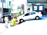 民眾汽車底盤卡住斜坡,岸巡大隊和熱心民眾一同合作幫助脫困。(圖/文:吳嘉榮)