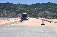 　塘后道積沙嚴重，雙向車道都變單行道。（圖／文：馮紹夫）