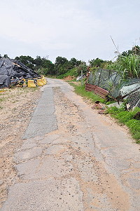 　復興村通往12據點路面破碎，滿布泥沙碎石，對路況不熟的民眾來說相當危險，工務局已在著手整修。（圖／文：馮紹夫）