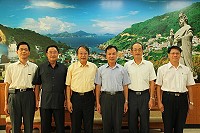 　縣警局人事更動，新任副局長陳明宏（右2）、督察長卓金益（左1）、主任秘書蕭正松（右1）正式上任。（圖：企劃室提供）