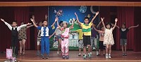 塘岐國小學生10人組隊參賽進入複審,以「我們這一家」參加經濟部能源局主辦的104 年度國民小學節約能源戲劇競賽。(圖:塘岐國小提供)
