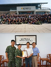 　國防部7月份舉辦2梯次的「馬祖戰鬥營」，吸引年輕學子赴馬祖參加軍事體驗，馬防部政戰主任陳育琳及副主任陳振東為感謝馬管處協助，昨天特別拜訪處長王忠銘，並致贈感謝狀。（圖：馬管處提供）