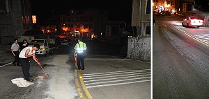 30日晚間福澳嶺發生漏油事故,一名女性機車騎士摔車送醫,包紮過後並無大礙,警察前往現場指揮交通,環保局也立刻抵達現場清除路面油漬。(圖:民眾提供、馮紹夫)