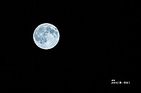 7月31日的藍色月亮,「藍月」其實一點都不藍!(圖:葉家裕提供)