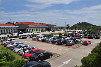 　每當連續假日或旅遊旺季，南竿機場前停車場總是大爆滿，停車位一位難求。（圖／文：馮紹夫）