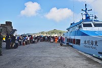　昨天上午「東海明珠」停靠中柱港，載運161位旅客到南竿。（圖／文：陳其敏）   