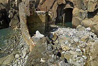 　東引北海坑道擋浪牆毀壞，颱風巨浪挾帶大量鵝卵石占據水道，而且，坑道內外都有落石的潛藏危險，重新開放的時日是遙遙無期。（圖／文：陳其敏） 