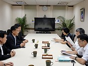 縣長劉增應、議長張永江、立委陳雪生5日下午與教育部政務次長陳德華及高教司等就海洋大學在馬祖招生一事開會磋商。(圖:立委陳雪生辦公室提供)