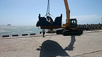 颱風來臨,建設局補助北竿小型漁船吊放作業上岸避風。(圖/文:陳鵬雄)