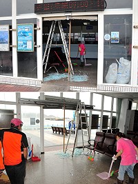 福澳港遊客碼頭售票處的強化玻璃大門,昨天下午疑似瞬間風壓過大而破裂崩解。(圖/文:曹重偉)