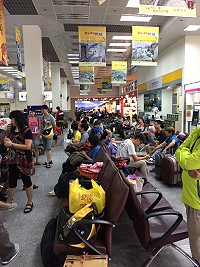 　立榮昨日午後恢復開航，南竿機場湧入大批旅客等著返台。（圖：縣府交通局提供）
