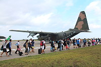　縣府交通局申請1架次軍機C130下午4時左右抵達，載走70名旅客返台。（圖／文：吳嘉榮）
