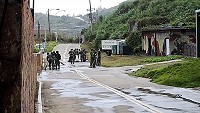 莒光動員清理颱風過後環境,圖為部隊在西莒田澳協助路面垃圾清除。(圖:陳善澔提供)