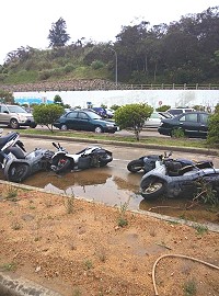 　大風吹，南竿機場停放機車東倒西歪。（圖：jerry）