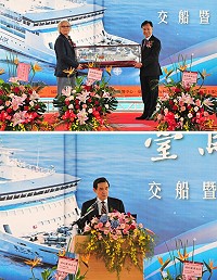 　「臺馬之星」交船暨首航典禮昨天下午在基隆港盛大登場，由高鼎遊艇公司董事長韓碧祥將代表「臺馬之星」的船模交予縣長劉增應；總統馬英九強調「臺馬之星」是他最重要的政見，並親自與來賓們參加啟動儀式。（圖／文：曹重偉）