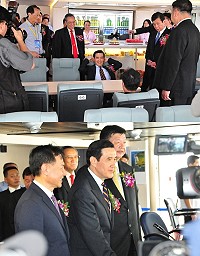 　總統馬英九在交通部長陳建宇、縣長劉增應等人陪同下登船視察駕駛艙等處，來到咖啡廳（座艙）時特別選了一張座椅要親自試坐，體驗可以斜靠60度的舒適度，讓馬英九讚不絕口。（圖／文：曹重偉）
