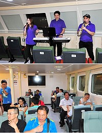 「臺馬之星」首航充滿浪漫休閒風,咖啡廳免費供應小點心及飲品,更邀請到謝青峰登船演出,薩克斯風搭配美妙歌聲,許多遊客都在此小飲閒聊,直到午夜近1時才曲終人散。(圖/文:曹重偉)