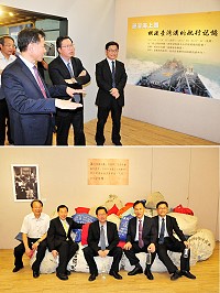 紀念「臺馬之星」首航,民俗文物館特別展出「漫漫海上路-橫渡臺灣溝的航行記憶」特展,縣長劉增應與來賓桃園市長鄭文燦、航港局長祁文中、議長張永江等人親身體驗特別佈置的郵包坐墊,感受馬祖居民搭船是多麼的辛酸。(圖/文:曹重偉)