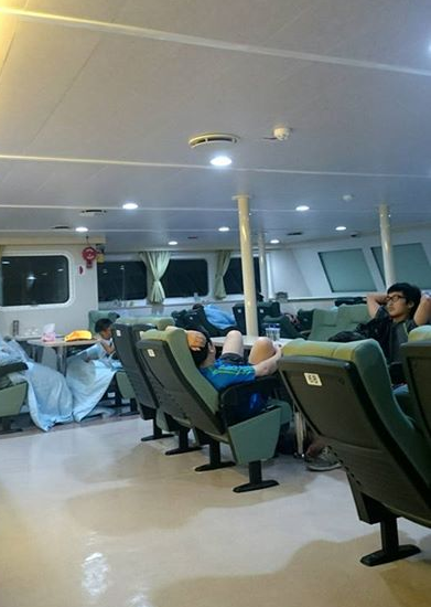 臺馬之星首航,13日凌晨2時空調失靈,後艙旅客跑到餐廳吹冷氣睡覺。(圖/旅客朱朱提供)