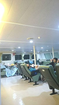 臺馬之星首航13日凌晨2時空調失靈,後艙旅客跑到餐廳吹冷氣睡覺。(圖:旅客朱朱提供)