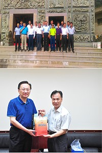 大陸南京市長繆瑞林一行13人昨日來馬訪問,前往北竿蕭王府參拜,並拜會縣長。(圖:馮紹夫、周瑞國提供)