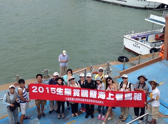 交通部觀光局長謝謂君(第1排,中)14日帶領104年夏季台灣傳媒體團馬祖出海體驗賞鷗。(圖/馬管處)