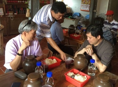在工業局協助下,業者將馬祖老酒製程微型化與觀光體驗化。經濟部工業局提供