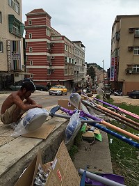 介壽村中隴、蔬菜公園周遭路燈陸續開始安裝,預計下個月底可全部完成。(圖:宋志富)