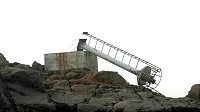 南北竿水道旁鵲石島礁上的太陽能導航燈塔遭颱風吹倒。(圖:漁民提供)