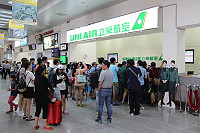 　受到霧氣影響，打亂空中交通，南竿機場下午1時左右順利開場，旅客紛紛前往櫃台辦理候補作業。（圖／文：吳嘉榮）