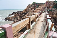 　受颱風「蘇迪勒」影響，鐵堡臨海護欄遭海水沖毀，目前趕工修復，預計20日前可修復完成。（圖／文：馮紹夫）