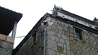 芹壁著名的海盜屋屋頂牆角崩落,這棟歷史建物產權爭議目前被列為遊客禁地。(圖/文:陳鵬雄)