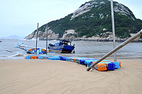 　馬鼻灣浮排走道在蘇迪勒期間嚴重受損，保險公司已現勘取證完成。（圖／文：陳鵬雄）