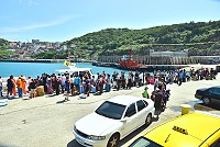 　天鵝颱風影響，「臺馬之星」停航，連江航業租用「閩珠捌號」前進東引，載送92位旅客到南竿。（圖／文：陳其敏）