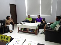 建設局抵達莒光與地方民意代表進行初步討論,希望未來能訂定法規杜絕假觀光真採螺事件再度發生。(圖:建設局提供)