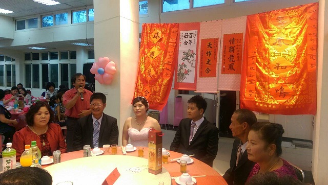 北竿新郎黃中仁、新娘陳玉燕22日晚惠民市場補請婚宴。