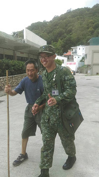 弟兄樂於助人的精神使老人倍感溫馨。(圖/文:林慶豪)
