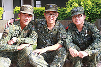 呂文凱(中)與連上伙伴感情融洽。(圖/文:林偉陞)