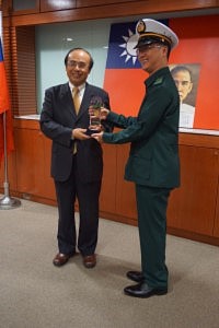 馬祖郵局林松青(圖右)獲選104年度廉潔正直楷模,20日接受交通部長陳建宇表揚。(圖:林松青提供)