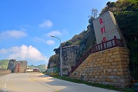 　東、西引島上許多刻在、寫在石頭上象徵戰地精神、地標的文字，近來重新進行粉刷後，整體景觀變得更亮眼有精神。（圖／文：陳其敏）