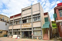 　東引鄉公共托育中心是縣內第一所公立托育中心，與學校幼兒園緊鄰。（圖／文：陳其敏） 