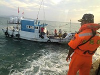 縣府建設局與馬祖海巡隊24日與北竿漁民座談後,特別前往佈放定置網相關海域視察情況。(圖:建設局提供)