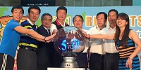 　熱力四射的啦啦隊表演，為第一屆馬祖國際馬拉松記者會暖場，並由跑者陳庭淯(左起)、教育局長陳冠人、立榮航空總經理林志忠、立委陳雪生、秘書長張龍德、議長張永江、馬管處長王忠銘、跑者林珈彤共同啟動報名。（圖：連江縣政府提供）