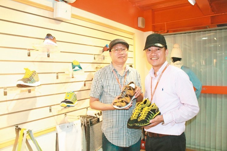 北竿白沙村劉宜興(左)、劉宜俤(右)兄弟從小跟著當漁夫的父親補破網,現在成為為世界名牌代工的針織公司大老闆。 記者葉臻/攝影