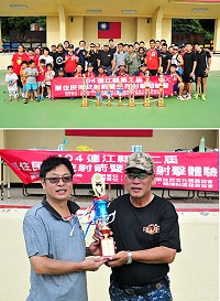 第二屆原住民傳統射箭暨生存射擊競賽風光落幕,由海原隊拿下團體總錦標冠軍,最佳精神獎則頒給昨天全程參賽最年長者,並對傳統射箭及生存遊戲長期努力協助推動最具貢獻的王興生。(圖/文:曹重偉)