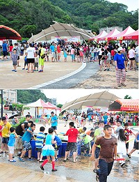 配合「魅力四射多元文化嘉年華」活動,特別招募許多宣導攤位、美食園遊會及水槍大方送,成功凝聚不少人氣,潑水活動開始後水花四冒,尖叫聲不斷,每個小朋友都玩得很High。(圖/文:曹重偉)