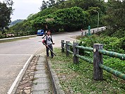 2波颱風雨後道路雜草長得特別快,環保局在週末假日2天先行清除山線路肩。(本報編輯部)