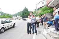 　福澳村30日發生2起機車摔車，昨日相關單位前往現勘，研議後續如何處理。（圖／文：馮紹夫）
