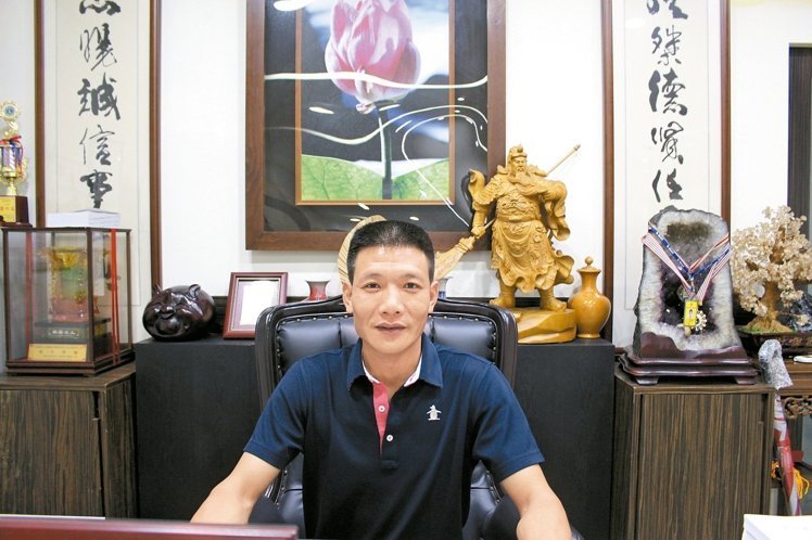 12年前,林禮忠開始提供貧戶免費殯葬服務,讓有困難的家屬能安心辦理後事。 記者張雅婷/攝影